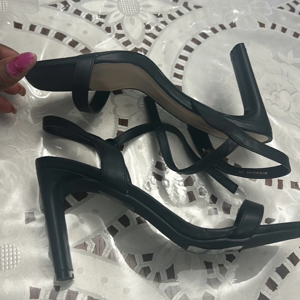 8/39 Le Château black sandals - Picture 2 of 6